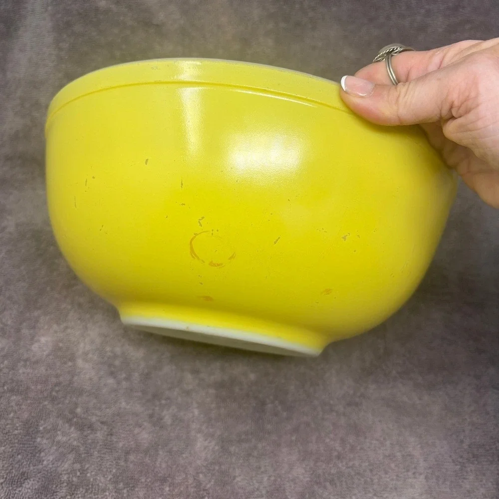 Unnumbered First Edition Vintage Pyrex Yellow Mixing Bowl 4 Qt. Bowl 404
